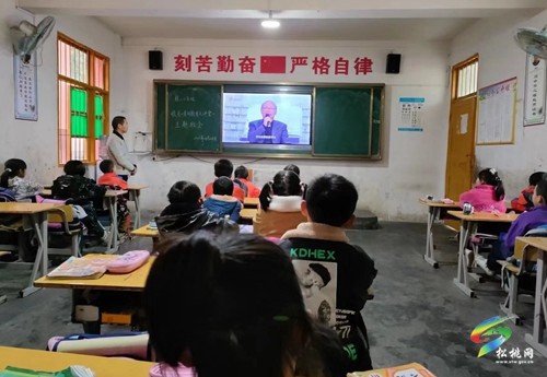 大路鎮(zhèn)桂芽完小組織收看《全民閱讀之美》