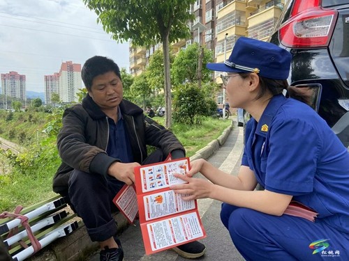 消防宣傳進社區(qū) 居民齊學“防火術”