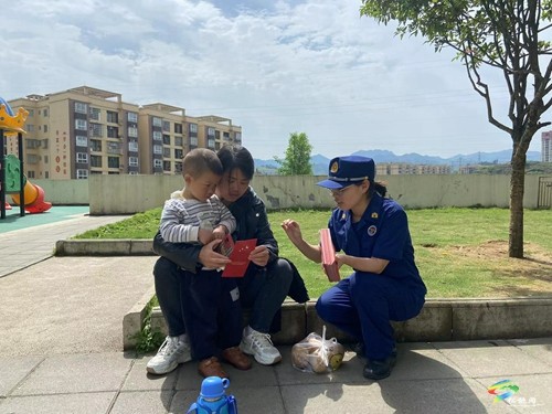 消防宣傳進社區(qū) 居民齊學“防火術”