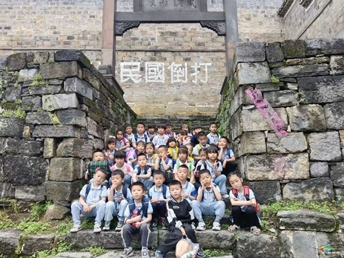 寨英幼兒園開展“走進(jìn)古鎮(zhèn)、探尋歷史”社會實踐活動