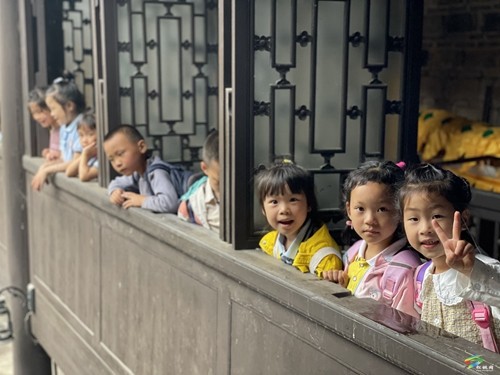 寨英幼兒園開展“走進(jìn)古鎮(zhèn)、探尋歷史”社會實踐活動