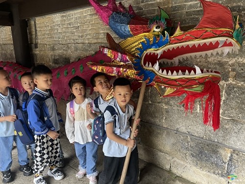 寨英幼兒園開展“走進(jìn)古鎮(zhèn)、探尋歷史”社會實踐活動