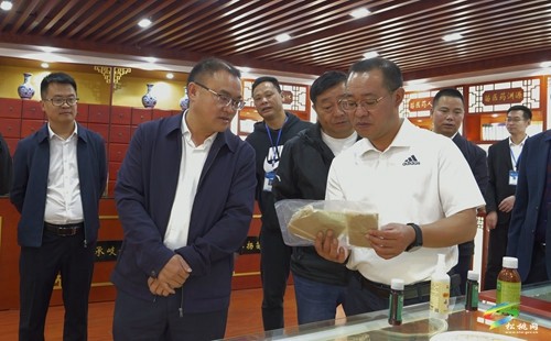 云南省屏邊縣黨政代表團來我縣考察調(diào)研