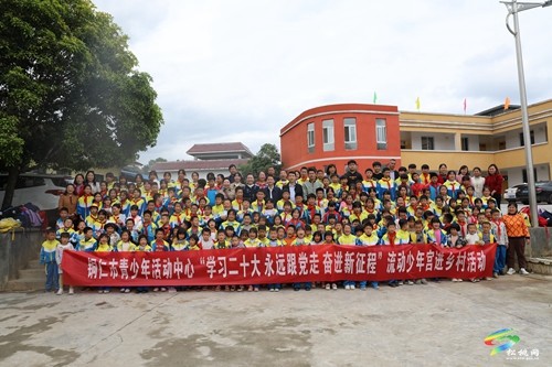“學(xué)習(xí)二十大，永遠(yuǎn)跟黨走，奮進(jìn)新征程”流動少年宮進(jìn)鄉(xiāng)村活動在松舉辦