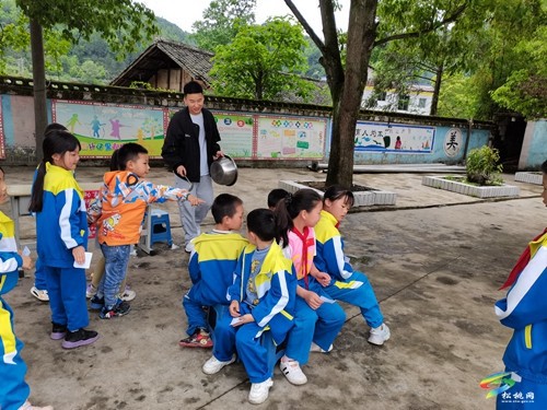 “學(xué)習(xí)二十大，永遠(yuǎn)跟黨走，奮進(jìn)新征程”流動少年宮進(jìn)鄉(xiāng)村活動在松舉辦