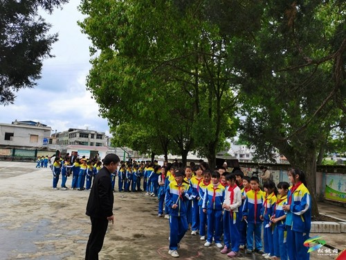 “學(xué)習(xí)二十大，永遠(yuǎn)跟黨走，奮進(jìn)新征程”流動少年宮進(jìn)鄉(xiāng)村活動在松舉辦