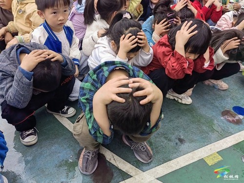 孟溪幼兒園開(kāi)展“防震減災(zāi)”應(yīng)急逃生演練活動(dòng)