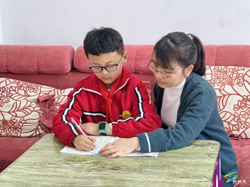 點(diǎn)燃?jí)粝牖鸱N，播種心靈希望——記松桃自治縣迓駕鎮(zhèn)完小教師吳相瓊