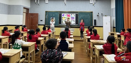 點(diǎn)燃?jí)粝牖鸱N，播種心靈希望——記松桃自治縣迓駕鎮(zhèn)完小教師吳相瓊