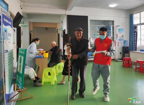 團(tuán)員服務(wù)“志愿紅”,暖心守護(hù)“夕陽紅”——迓駕鎮(zhèn)組織團(tuán)員助力老年人免費(fèi)體檢