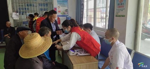 團(tuán)員服務(wù)“志愿紅”,暖心守護(hù)“夕陽紅”——迓駕鎮(zhèn)組織團(tuán)員助力老年人免費(fèi)體檢