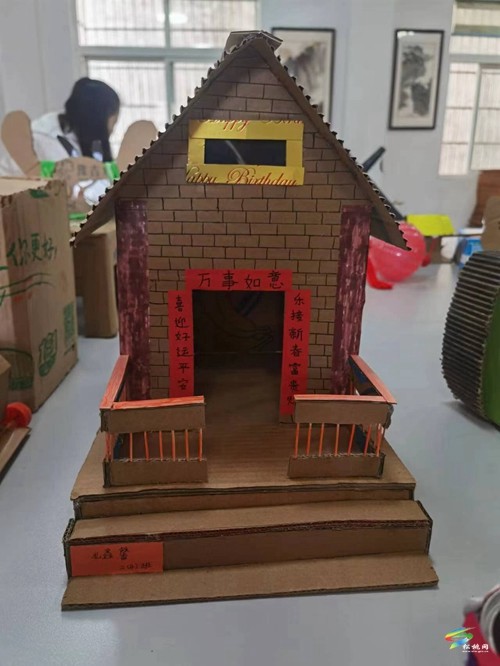 盤信鎮(zhèn)民族完小組織舉行“低碳生活、變廢為寶”學生創(chuàng)作活動