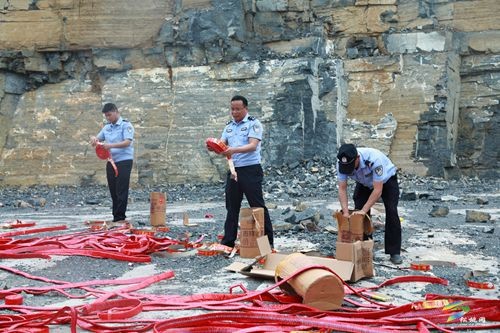 松桃開展非法煙花爆竹集中銷毀行動(dòng)
