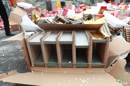 松桃開展非法煙花爆竹集中銷毀行動(dòng)