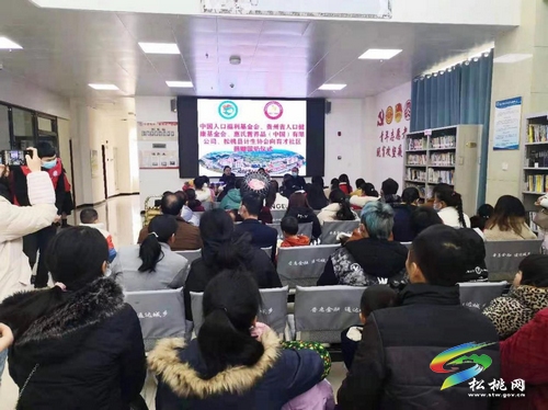 ​松桃計(jì)生協(xié)組織開展“健康援助——營養(yǎng)健康扶貧”項(xiàng)目暨愛心奶粉的發(fā)放活動(dòng)