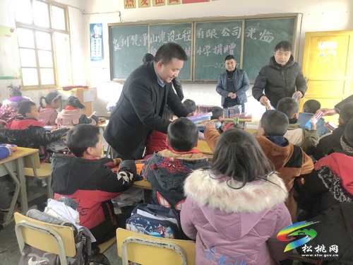 松桃一愛(ài)心企業(yè)寒冬送溫暖進(jìn)苗寨