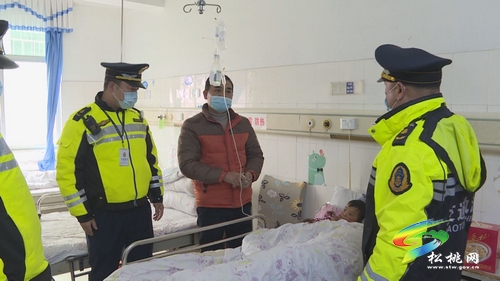 ​夜遇兩歲女童發(fā)高燒 執(zhí)勤人員用警車開辟送醫(yī)“綠色通道”