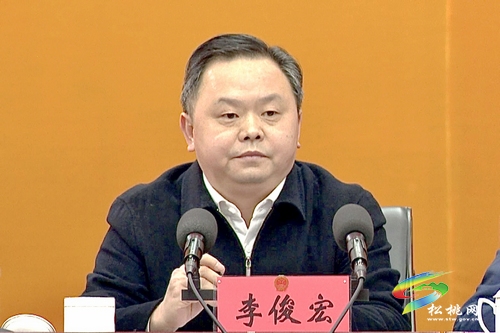 ​《松桃苗族自治縣城區(qū)燃放煙花爆竹管理條例》實施啟動暨城區(qū)“藍(lán)頂棚”整治工作會議召開