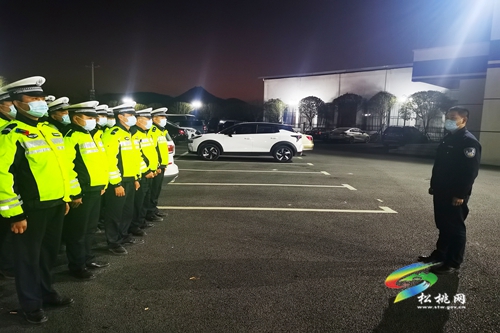 松桃交警大隊開展夜查酒駕統(tǒng)一行動