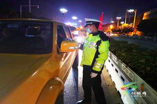 松桃交警大隊開展夜查酒駕統(tǒng)一行動