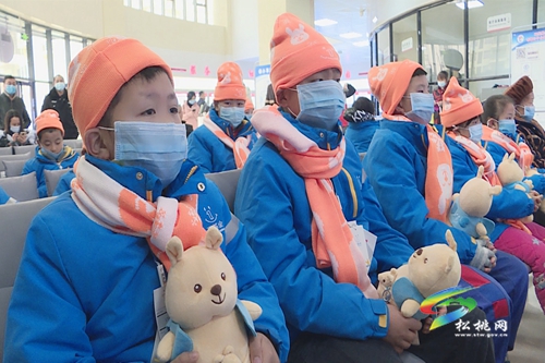 松桃舉行“社工黔行·愛(ài)幼同心--社區(qū)青少年事務(wù)”社會(huì)工作服務(wù)項(xiàng)目啟動(dòng)儀式