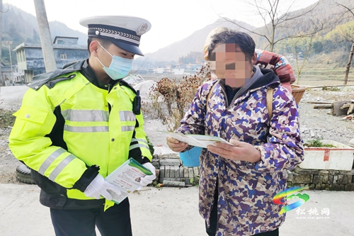 松桃交警開展交通安全知識(shí)“進(jìn)農(nóng)村、進(jìn)家庭”宣傳活動(dòng)
