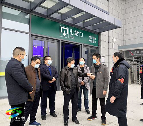龍群躍丁和平深入孟溪火車(chē)站督導(dǎo)疫情防控工作