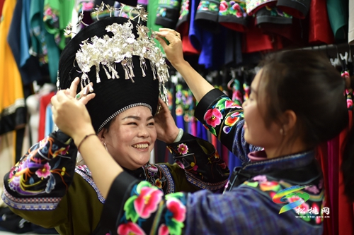 【新春走基層】松桃：定制苗服迎新年