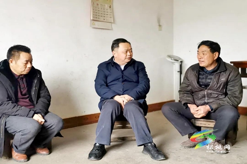 李俊宏春節(jié)前走訪慰問因公犧牲干部家屬、困難老黨員、困難職工