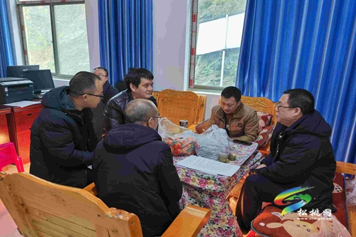 銅仁市梵投農(nóng)業(yè)綜合開發(fā)有限公司到妙隘鄉(xiāng)慰問駐村干部