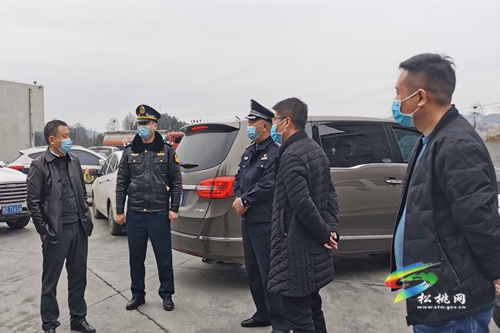 龍群躍走訪慰問春運服務點一線執(zhí)勤人員