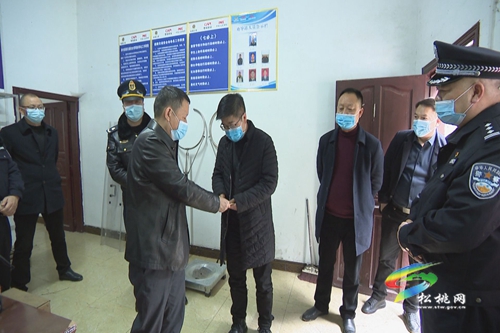 龍群躍走訪慰問春運服務點一線執(zhí)勤人員