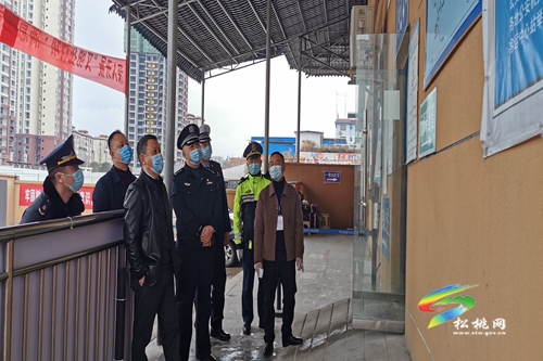 龍群躍走訪慰問春運服務點一線執(zhí)勤人員