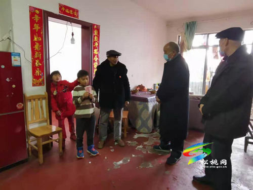 松桃關(guān)工委開展“溫暖送到家、黨旗護成長”農(nóng)村留守兒童困境兒童走訪慰問活動