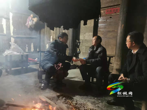 唐永明到長(zhǎng)興堡鎮(zhèn)走訪慰問困難黨員和群眾