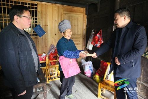 胡定欽到盤信鎮(zhèn)走訪慰問困難人群