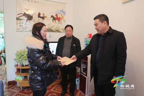 胡定欽到盤信鎮(zhèn)走訪慰問困難人群