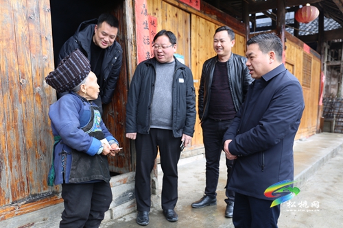 胡定欽到盤信鎮(zhèn)走訪慰問困難人群