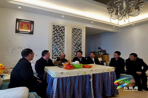 李俊宏率縣四家班子慰問團(tuán)看望慰問離退休老干部