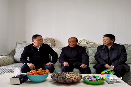 李俊宏率縣四家班子慰問團(tuán)看望慰問離退休老干部