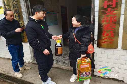 縣委編辦：春節(jié)慰問暖人心 扶貧結(jié)下“希望果”