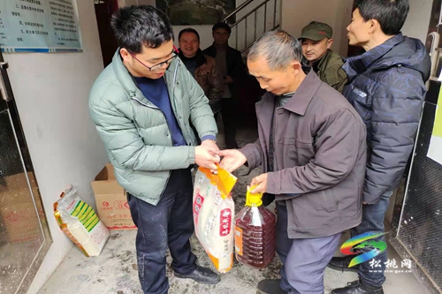 縣委編辦：春節(jié)慰問暖人心 扶貧結(jié)下“希望果”