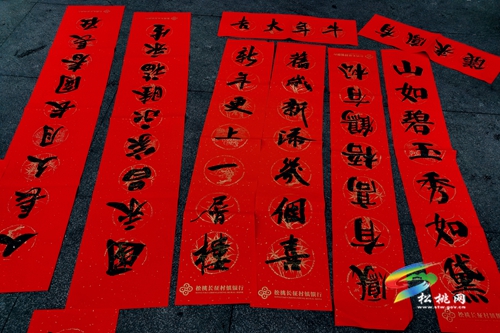 【新春走基層】松桃開展“寫春聯(lián)迎新春·送萬福進(jìn)萬家”活動(dòng)