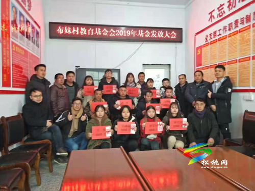 盤石鎮(zhèn)布妹村：大學(xué)生新春領(lǐng)紅包