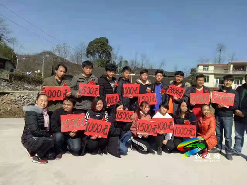 盤石鎮(zhèn)布妹村：大學(xué)生新春領(lǐng)紅包