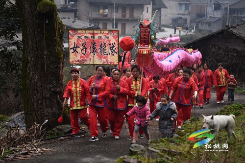 【網(wǎng)絡(luò)中國(guó)節(jié)•元宵】寨英鎮(zhèn)落滿村：非遺滾龍迎元宵