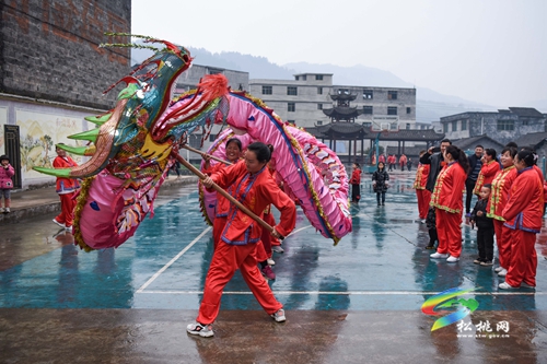 【網(wǎng)絡(luò)中國(guó)節(jié)•元宵】寨英鎮(zhèn)落滿村：非遺滾龍迎元宵