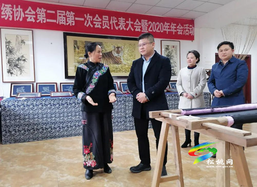 孟麟來(lái)松桃看望全國(guó)脫貧攻堅(jiān)先進(jìn)個(gè)人石麗平