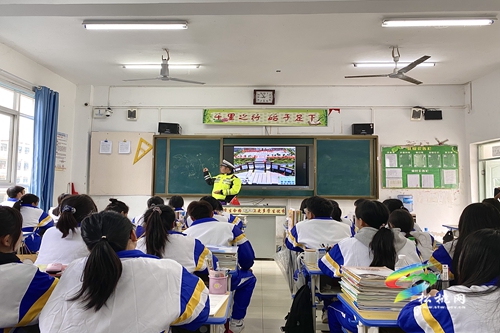 松桃開展“開學(xué)第一課”交通安全進(jìn)校園宣教活動
