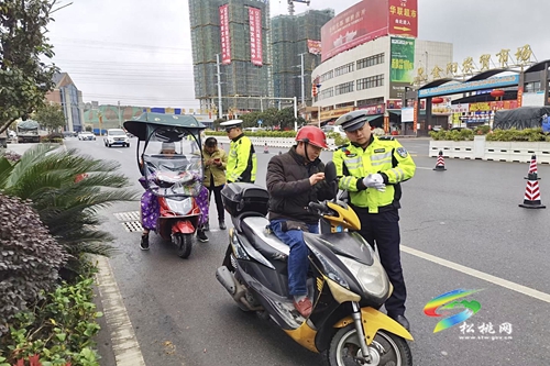 松桃交警開展交通安全專項整治行動